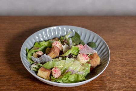 Салат с домашним сыром и хрустящими овощами