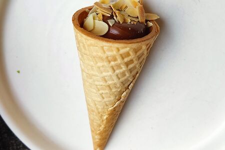 Вафельный рожок со сгущенкой и миндалем