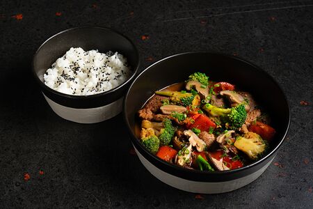 Говядина с овощами в соусе Блекбин с рисом