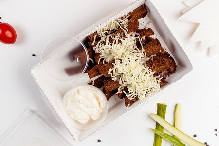 Бородинские гренки с чесночным соусом и сыром