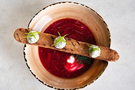 Борщ с телятиной и смальцем на черном багете