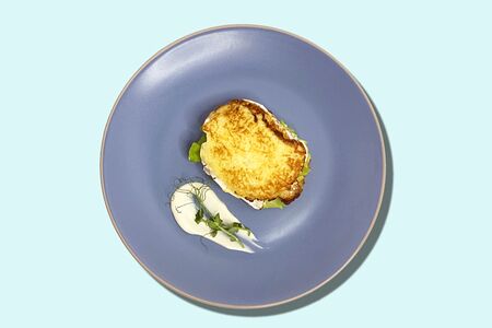 Картофельные драники с лососем и сливочным соусом