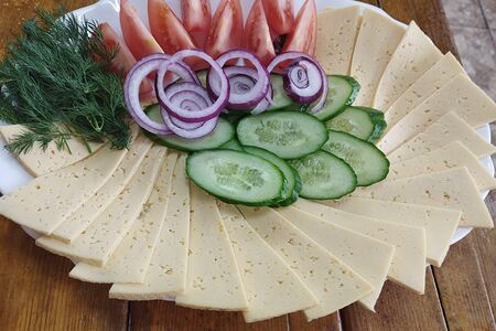 Овощная нарезка с сыром