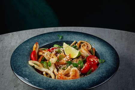 Wok с морепродуктами