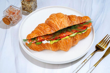 Круассан с лососем