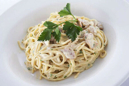 Сливочный удон с беконом и грибами