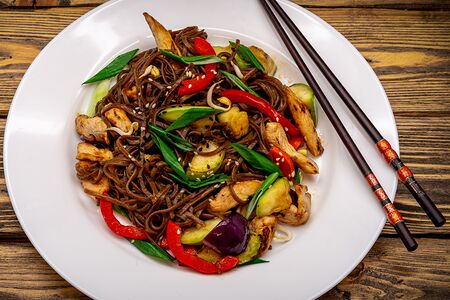 Соба с курицей и овощами