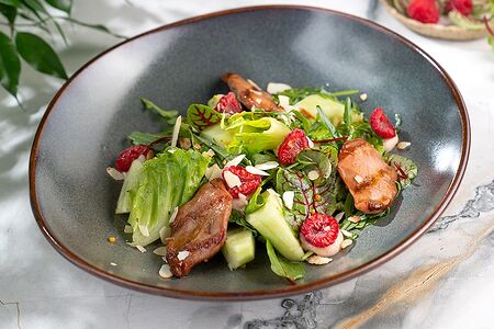 Салат с перепелкой гриль