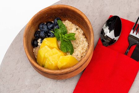 Овсянка с манго и голубикой