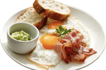 Глазунья с беконом