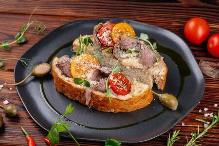 Брускетта с ростбифом