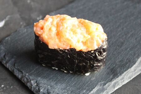 Гункан с лососем