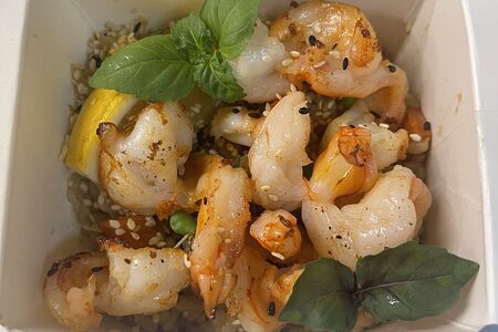 Чесночный рис с креветками