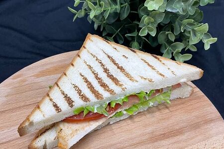 Сэндвич с курицей и соусом цезарь