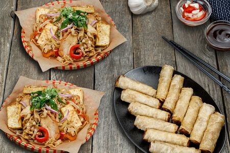 Набор: вок с курицей (2 шт.), нэм га (12 шт.)