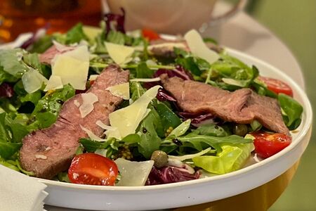 Зеленый салат с ростбифом и горчичным соусом