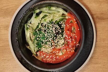 Салат с овощами, чукой и ореховым соусом