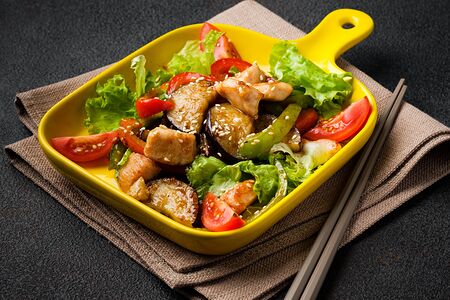 Тёплый салат с курицей