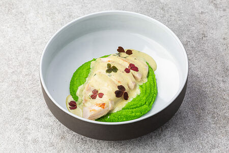 Куриная грудка с пюре из зеленого горошка