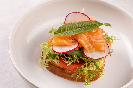 Бриошь с норвежским лососем