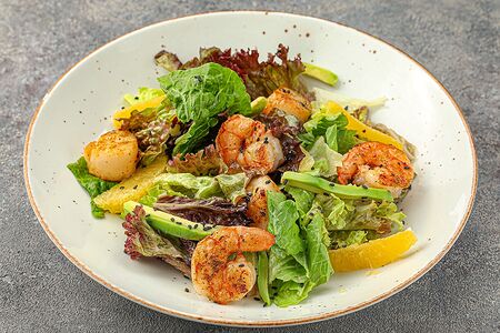 Салат с креветками, гребешками и зеленым миксом салатных листьев