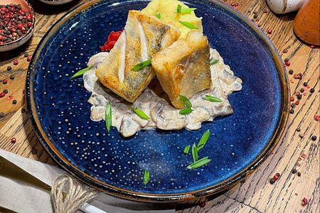 Судак с грибным соусом и картофельным пюре