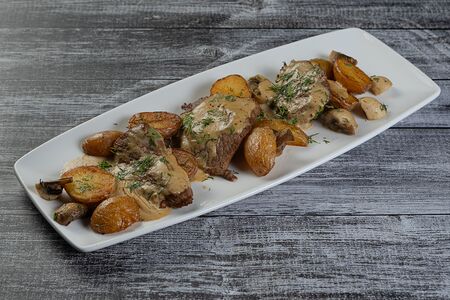 Свинина с кремом из белых грибов и картофелем