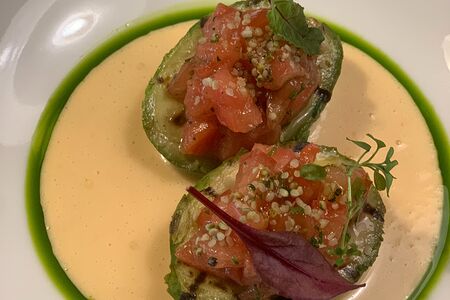 Авокадо на гриле с томатами