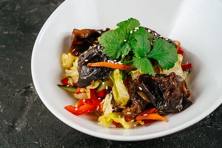 Салат овощной с древесными грибами