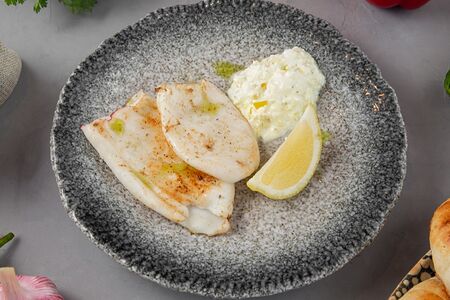 Кальмар на гриле с солёными лимонами