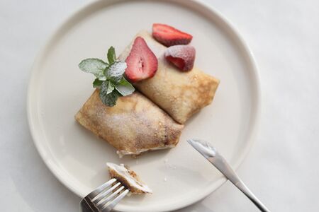 Блины с ванильным кремом и клубникой