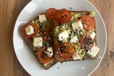 Тосты Авокадо-фета-томаты