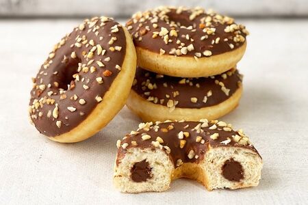 Донат с ореховой начинкой