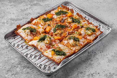 Пицца с креветками и ананасом