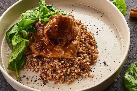 Кролик томленый с гречкой