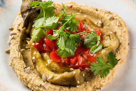 Запечённый баклажан с хумусом