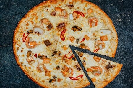 Пицца фирменная острая с морскими гадами