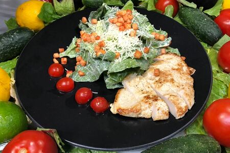 Салат Цезарь с курицей