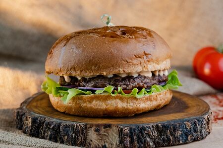 Бургер с говяжьей котлетой
