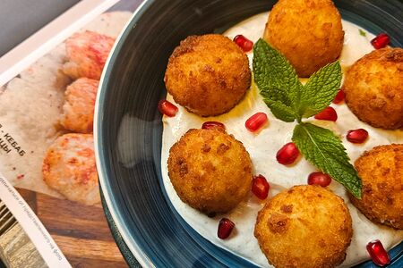 Шарики эларджи с соусом гебжалия