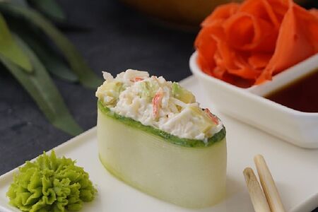 Гункан со снежным крабом в слайсе из огурца