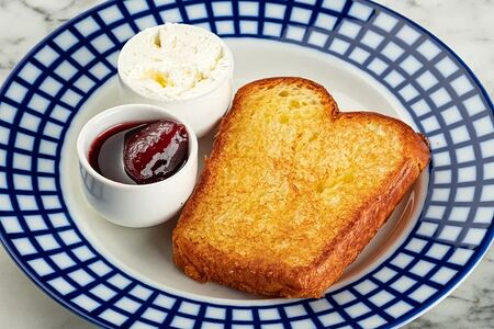 Тост с маслом и джемом