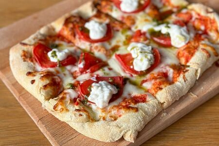 Пинса Маргарита с сыром страчателла, соусом песто и томатами