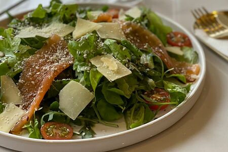 Зеленый салат со слабосоленым лососем