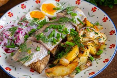 Бочковая сельдь с маринованным луком