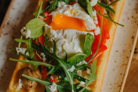 Бельгийская вафля с печеным перцем, грибами и моцареллой