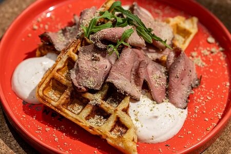 Картофельная вафля с пастрами