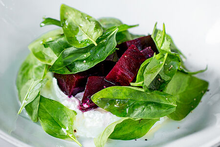 Салат из свеклы с козьим сыром