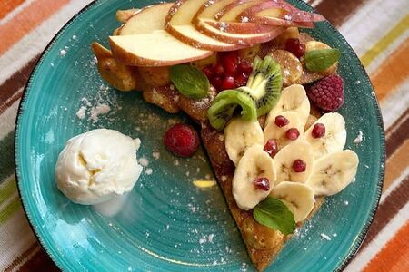 Вафля с фруктами и топпингом