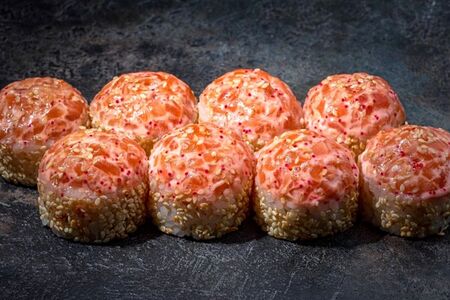 Запеченный ролл с острым лососем и крабом